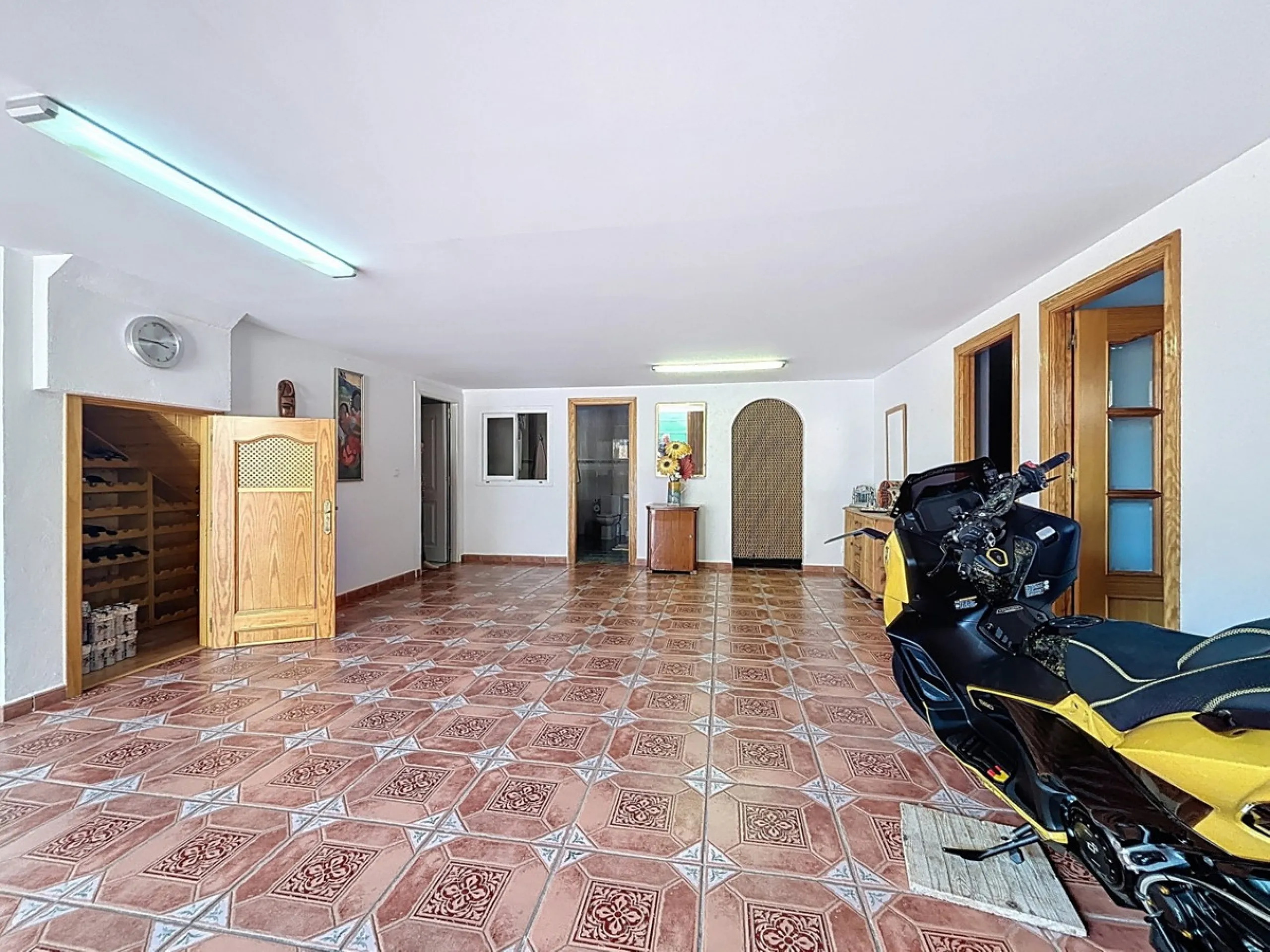 This beautiful 3-storey villa in Torre del Mar is presented, ideal for families looking for space, comfort and excellent location. On the first floor, we find a very bright and cozy living room, a toilet, and a separate kitchen-dining room, perfect for en