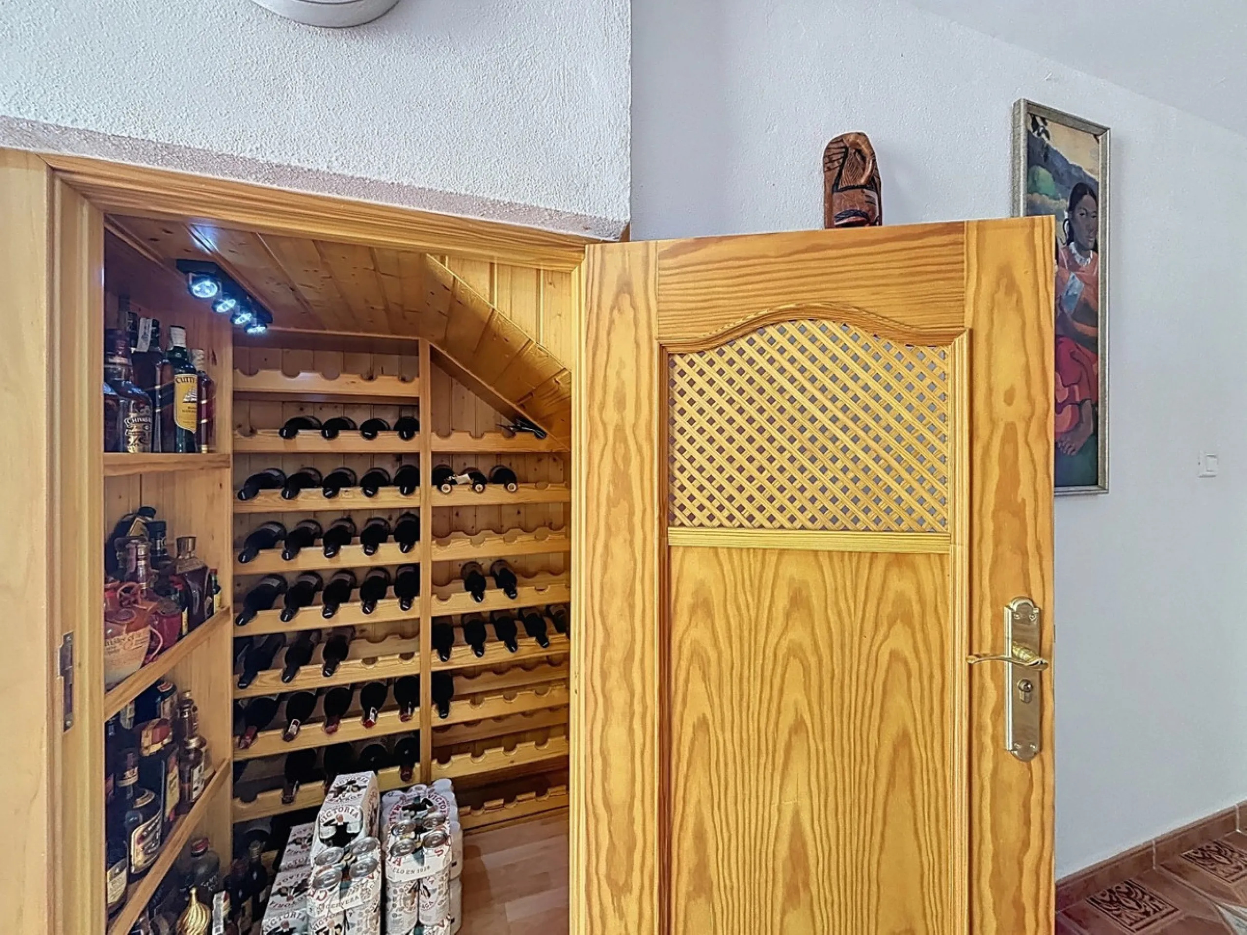 This beautiful 3-storey villa in Torre del Mar is presented, ideal for families looking for space, comfort and excellent location. On the first floor, we find a very bright and cozy living room, a toilet, and a separate kitchen-dining room, perfect for en