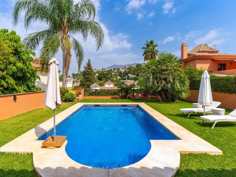 Mediterranean villa with independent studio, extra plot and authentic Andalusian charm!