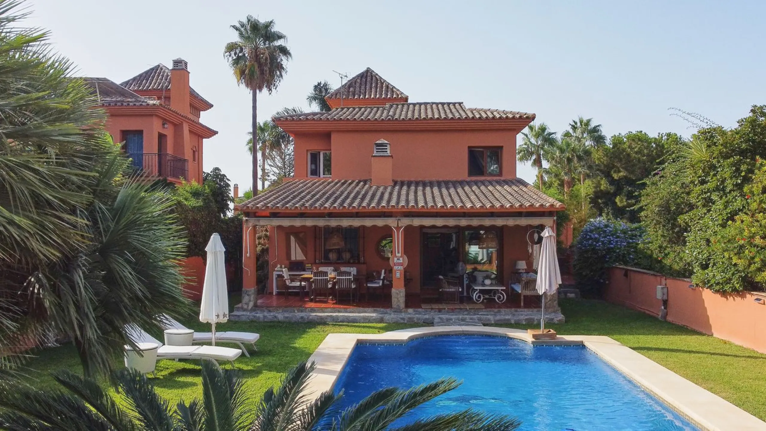 Mediterranean villa with independent studio, extra plot and authentic Andalusian charm!