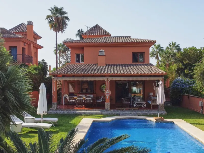 Mediterranean villa with independent studio, extra plot and authentic Andalusian charm!