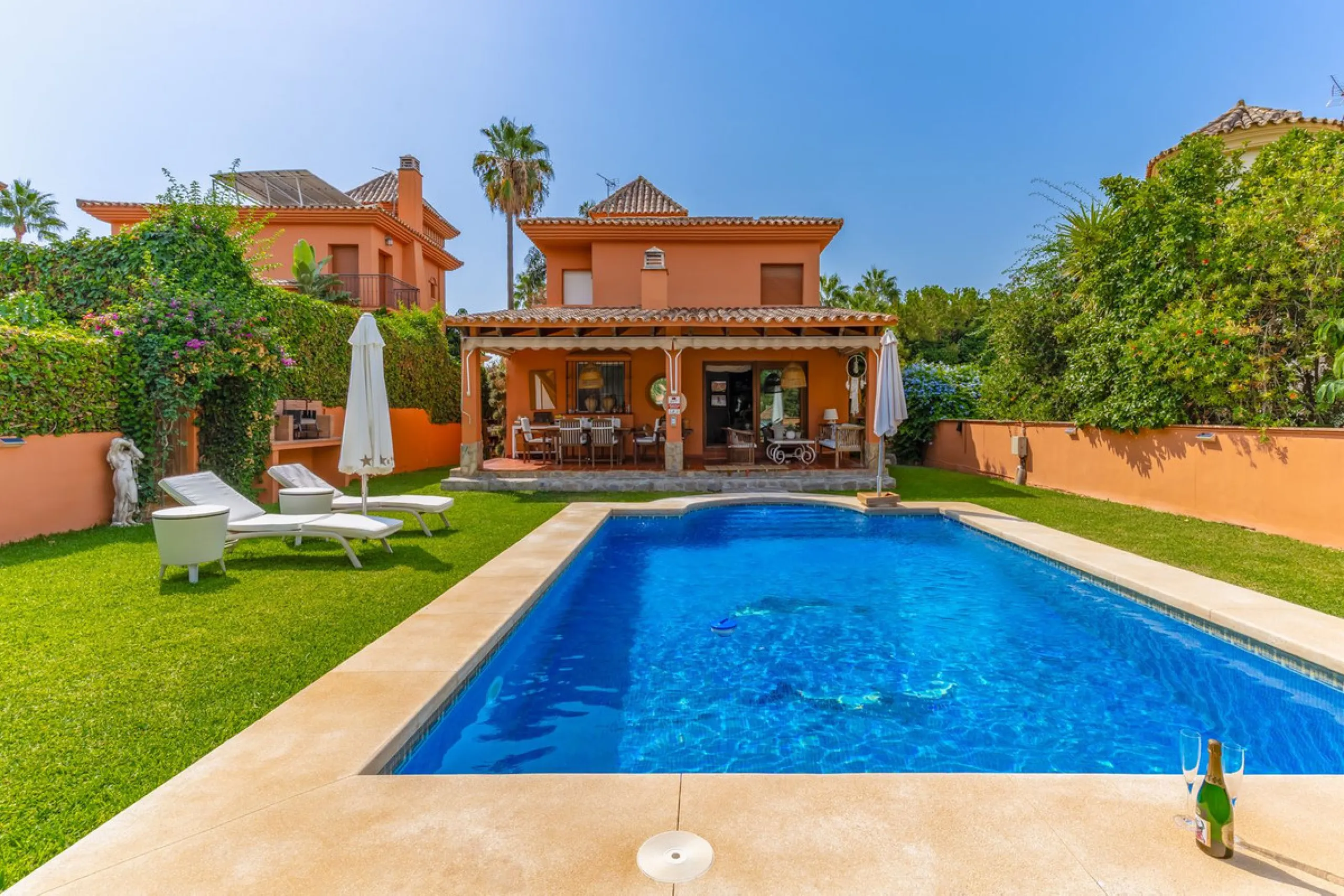 Mediterranean villa with independent studio, extra plot and authentic Andalusian charm!