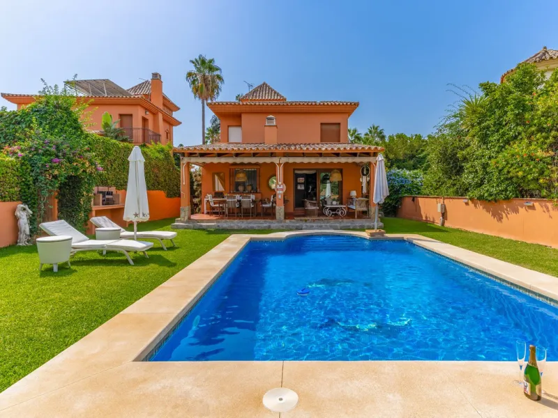 Mediterranean villa with independent studio, extra plot and authentic Andalusian charm!