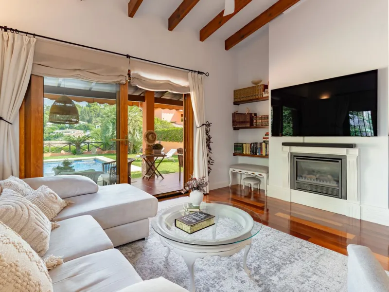 Mediterranean villa with independent studio, extra plot and authentic Andalusian charm!