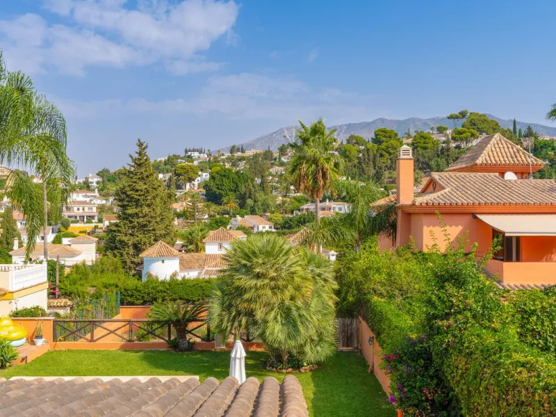 Mediterranean villa with independent studio, extra plot and authentic Andalusian charm!