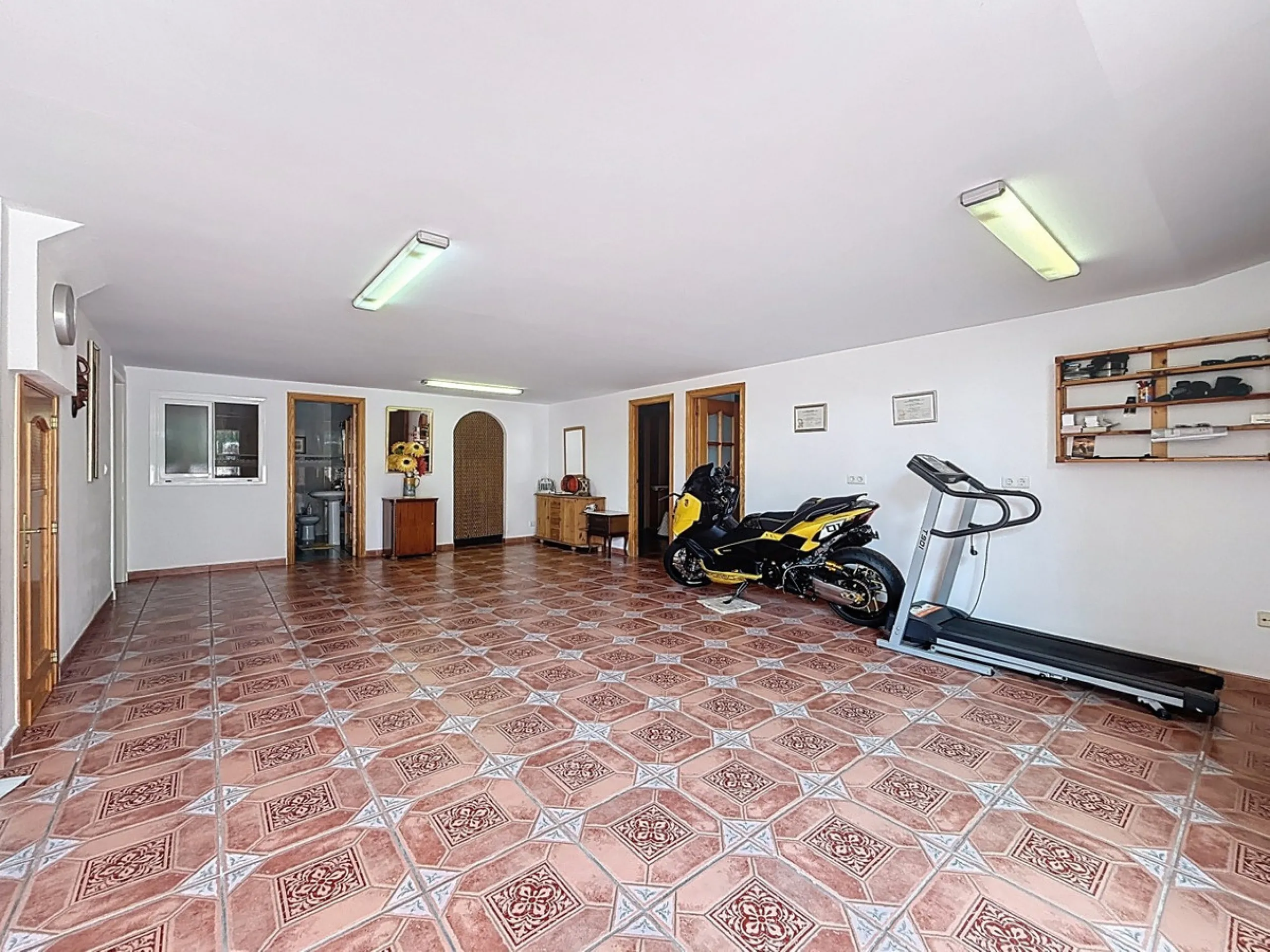 This beautiful 3-storey villa in Torre del Mar is presented, ideal for families looking for space, comfort and excellent location. On the first floor, we find a very bright and cozy living room, a toilet, and a separate kitchen-dining room, perfect for en