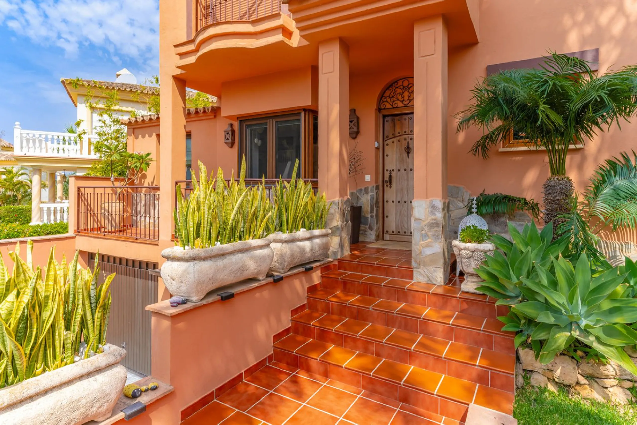 Mediterranean villa with independent studio, extra plot and authentic Andalusian charm!