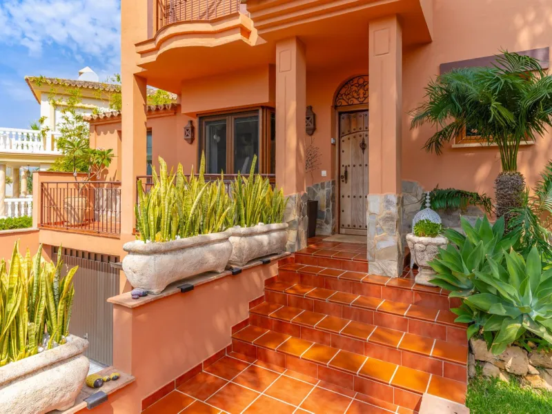 Mediterranean villa with independent studio, extra plot and authentic Andalusian charm!