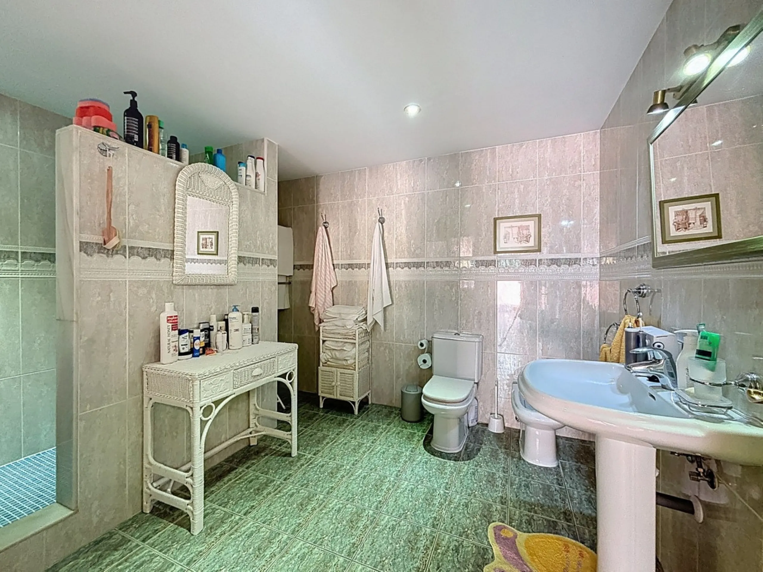 This beautiful 3-storey villa in Torre del Mar is presented, ideal for families looking for space, comfort and excellent location. On the first floor, we find a very bright and cozy living room, a toilet, and a separate kitchen-dining room, perfect for en