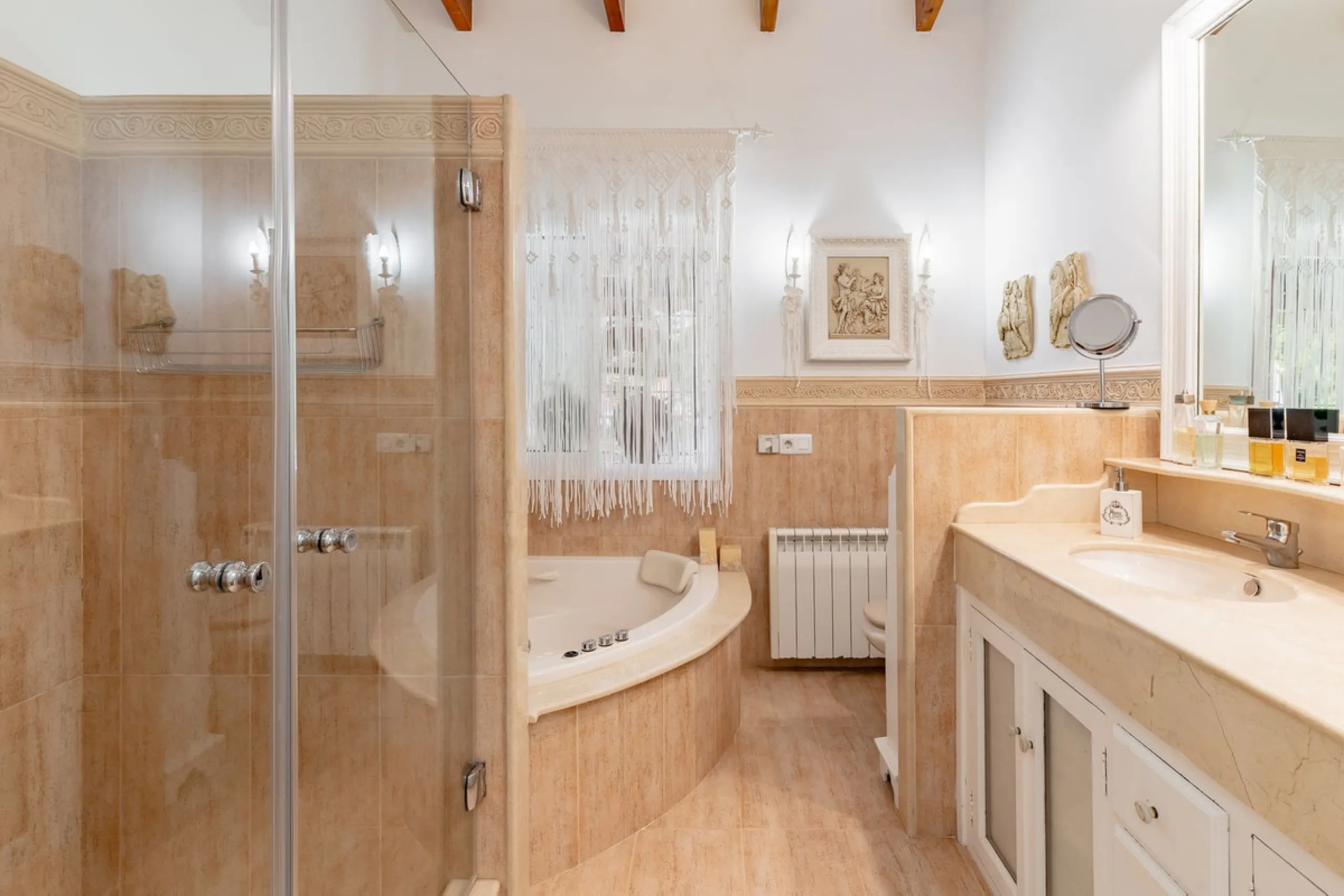 Mediterranean villa with independent studio, extra plot and authentic Andalusian charm!