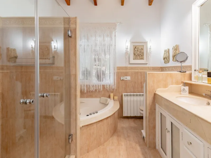 Mediterranean villa with independent studio, extra plot and authentic Andalusian charm!