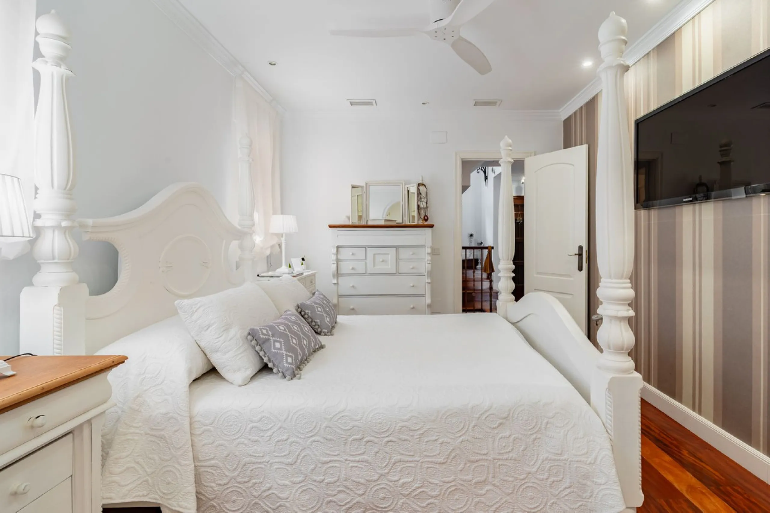 Mediterranean villa with independent studio, extra plot and authentic Andalusian charm!
