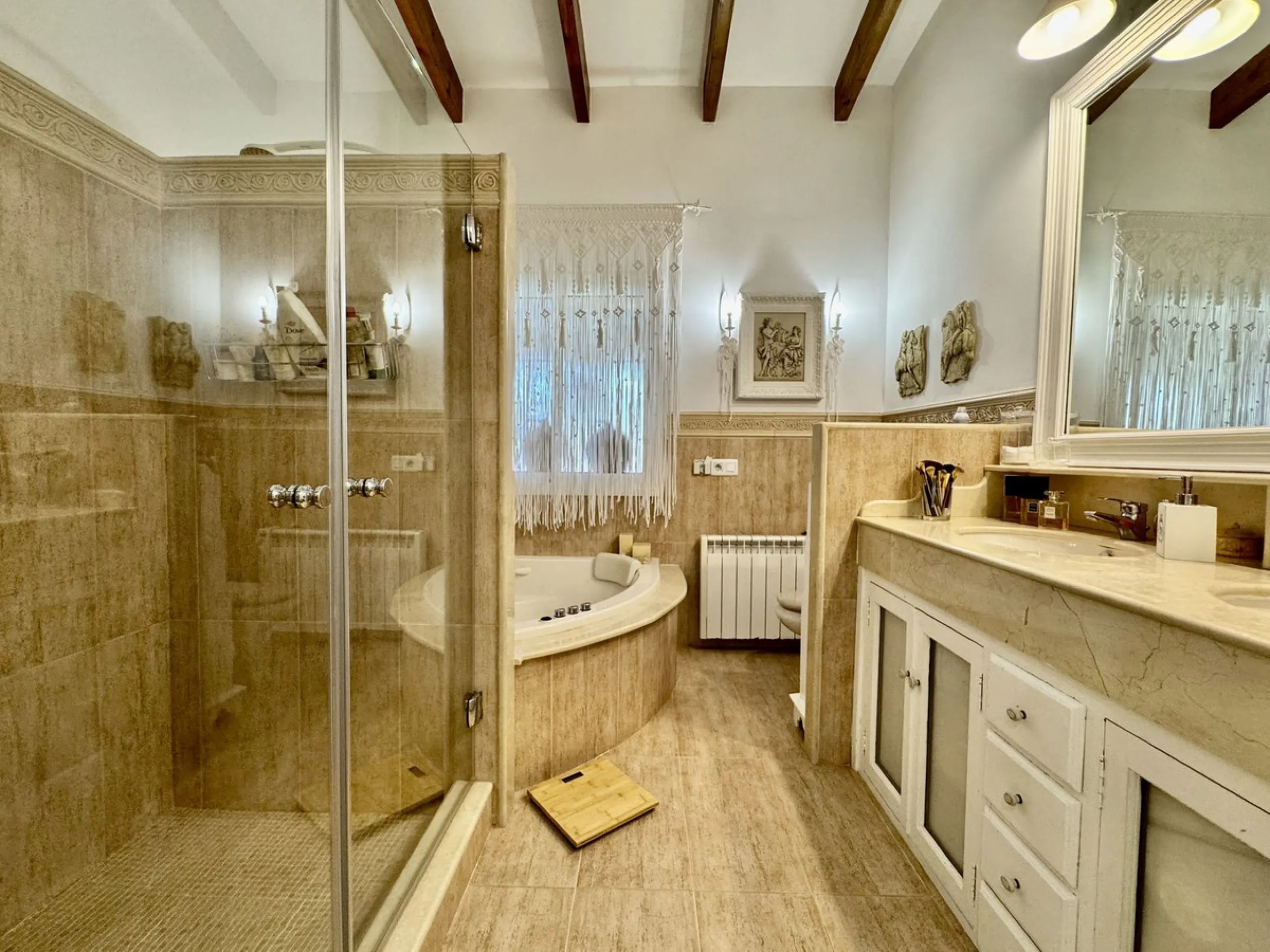 Mediterranean villa with independent studio, extra plot and authentic Andalusian charm!