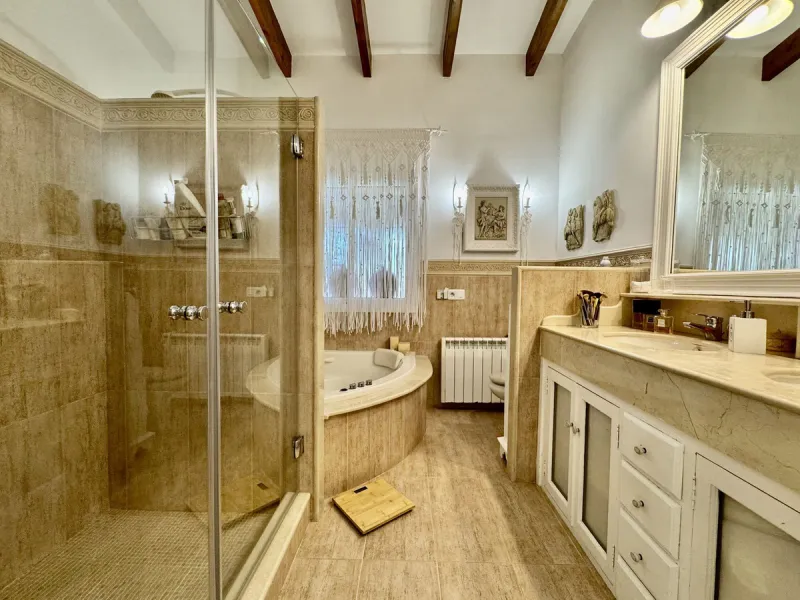 Mediterranean villa with independent studio, extra plot and authentic Andalusian charm!