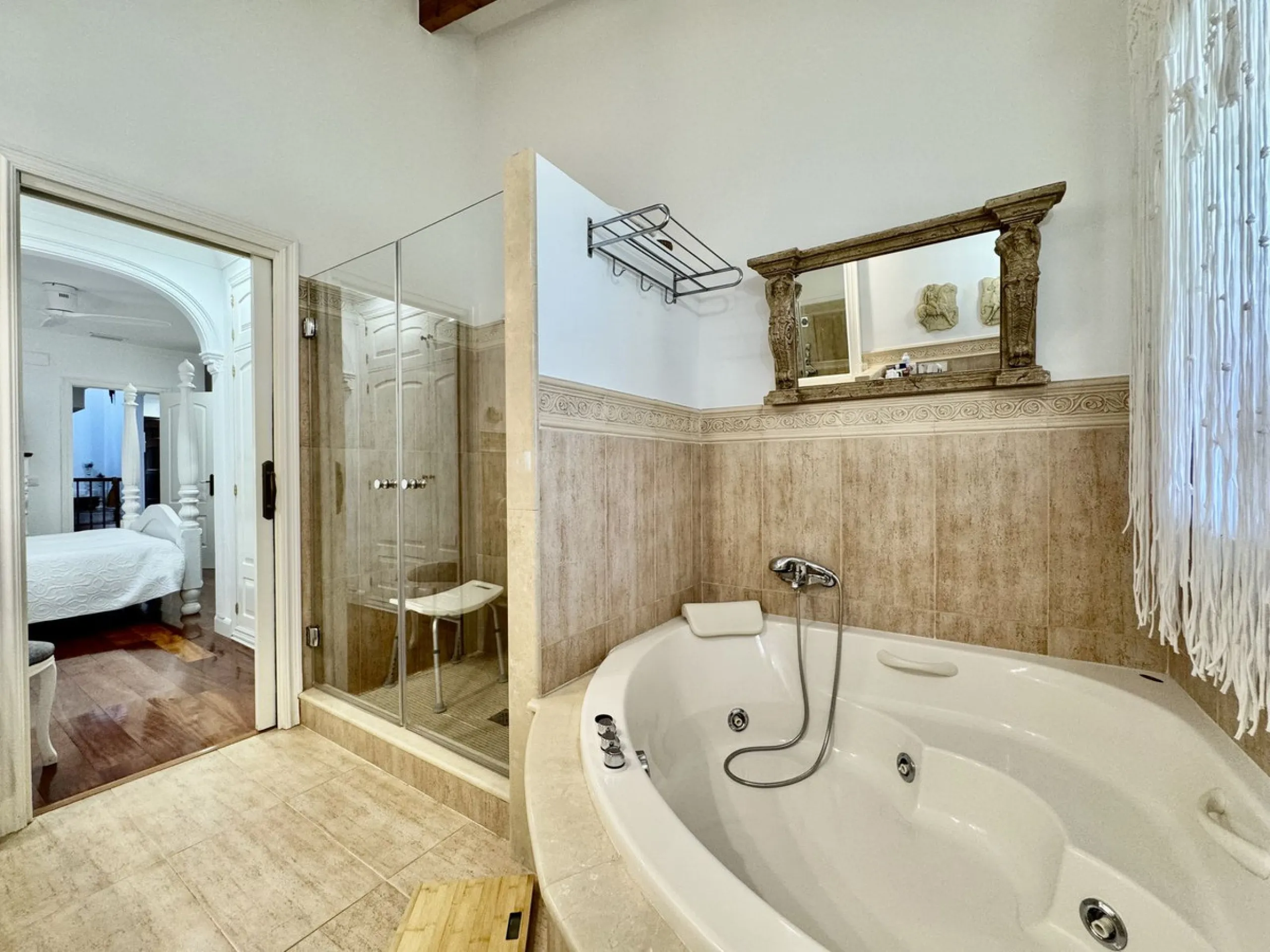 Mediterranean villa with independent studio, extra plot and authentic Andalusian charm!