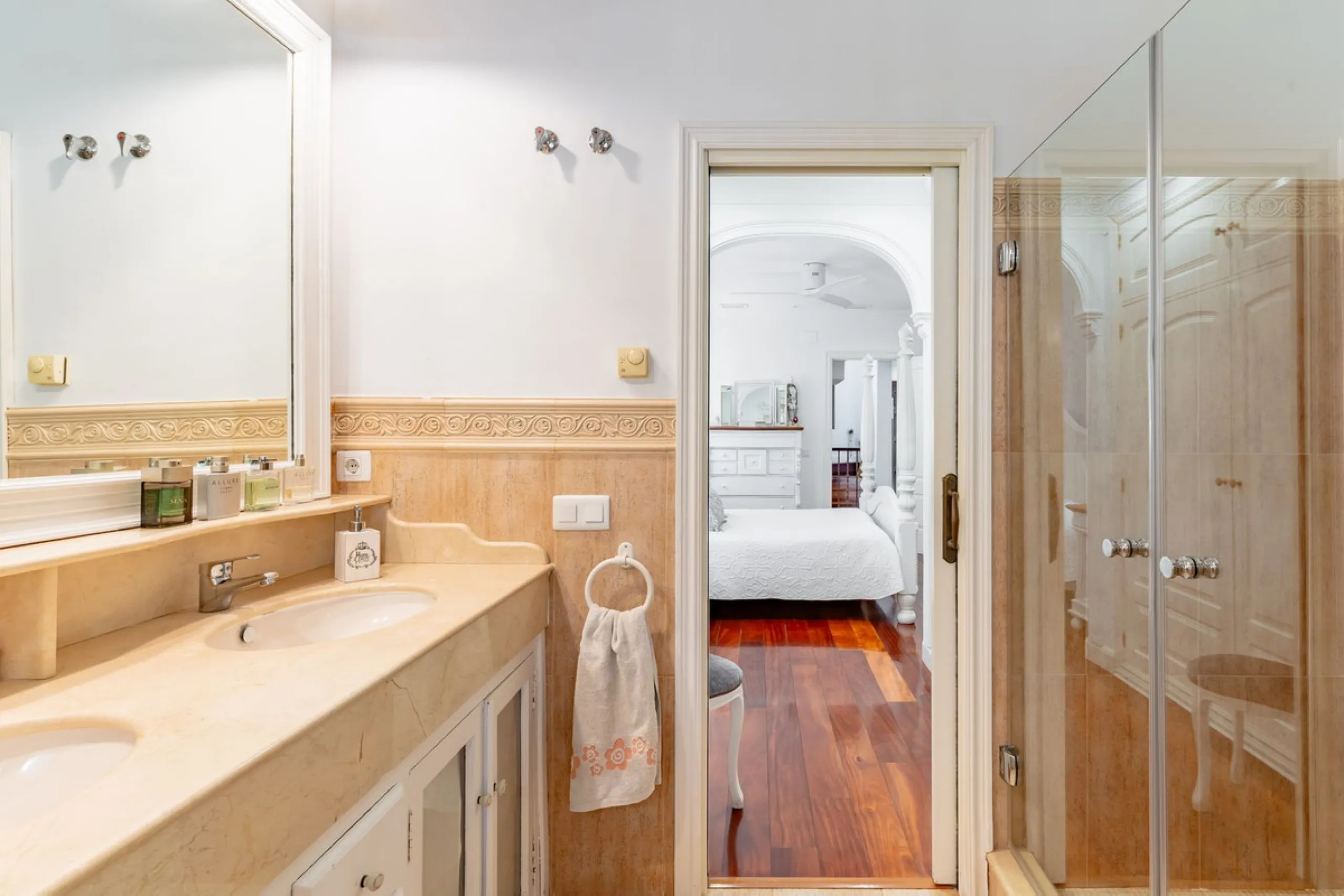 Mediterranean villa with independent studio, extra plot and authentic Andalusian charm!
