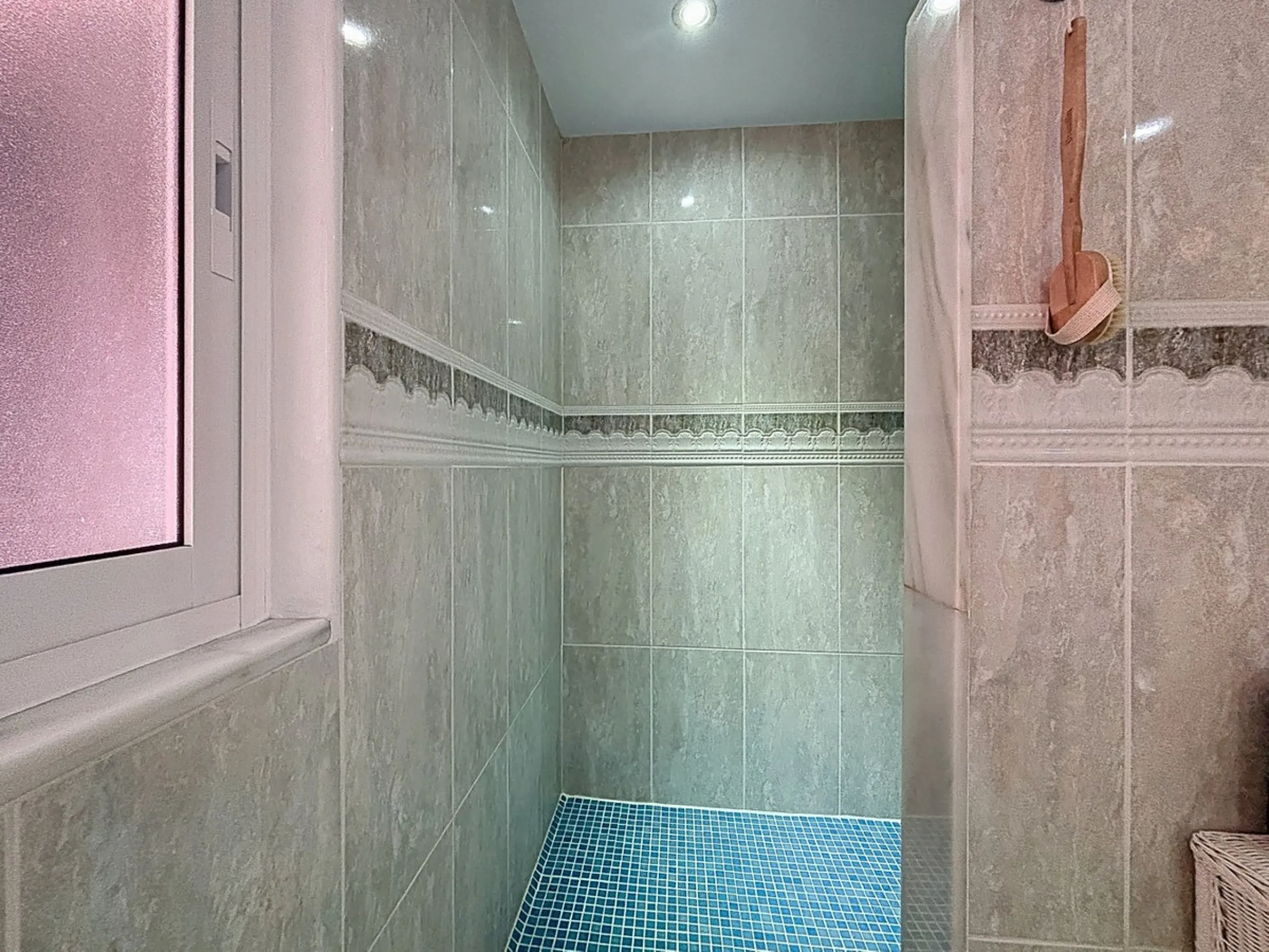 This beautiful 3-storey villa in Torre del Mar is presented, ideal for families looking for space, comfort and excellent location. On the first floor, we find a very bright and cozy living room, a toilet, and a separate kitchen-dining room, perfect for en