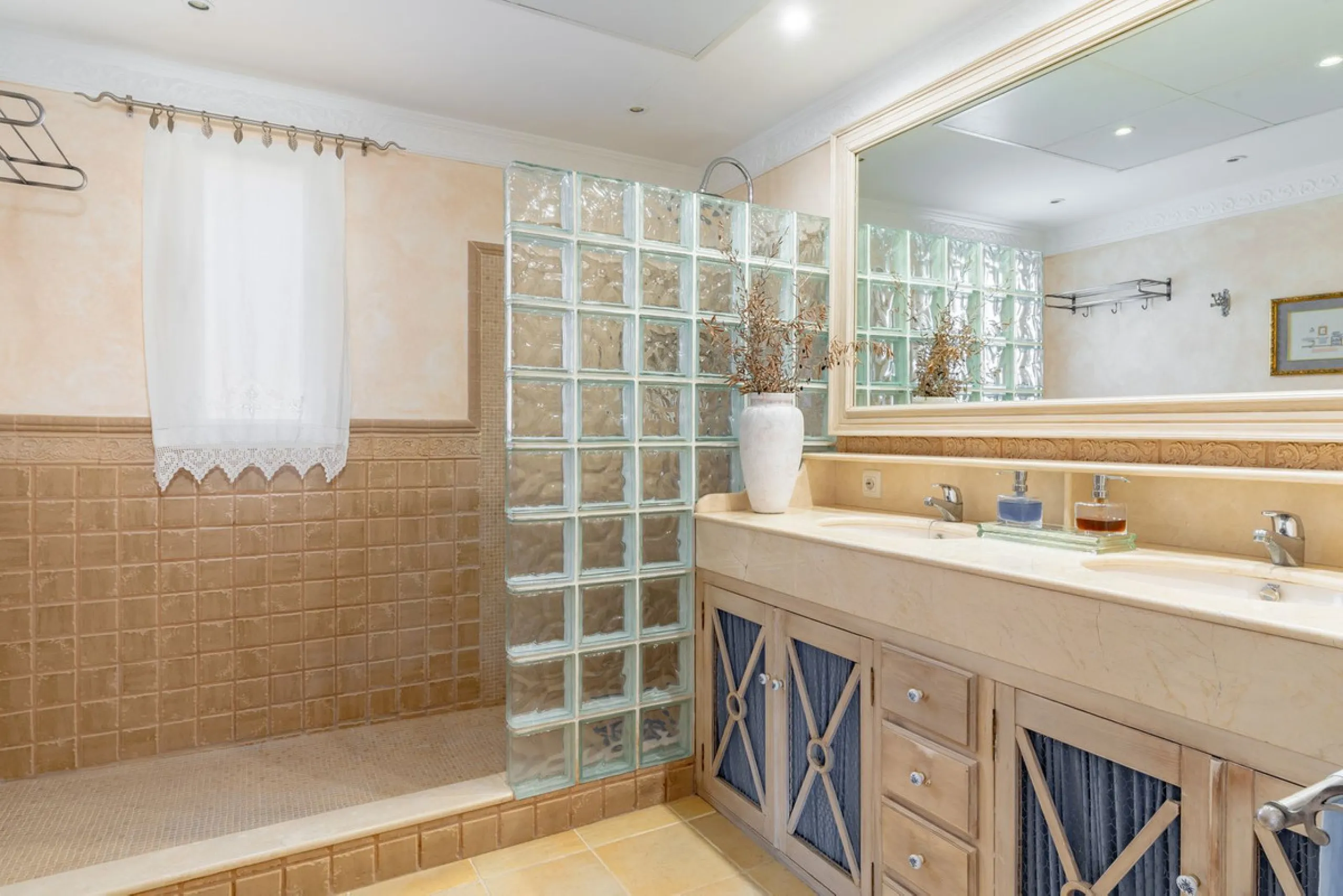 Mediterranean villa with independent studio, extra plot and authentic Andalusian charm!
