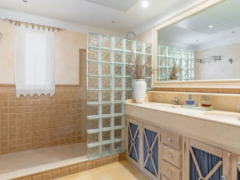 Mediterranean villa with independent studio, extra plot and authentic Andalusian charm!