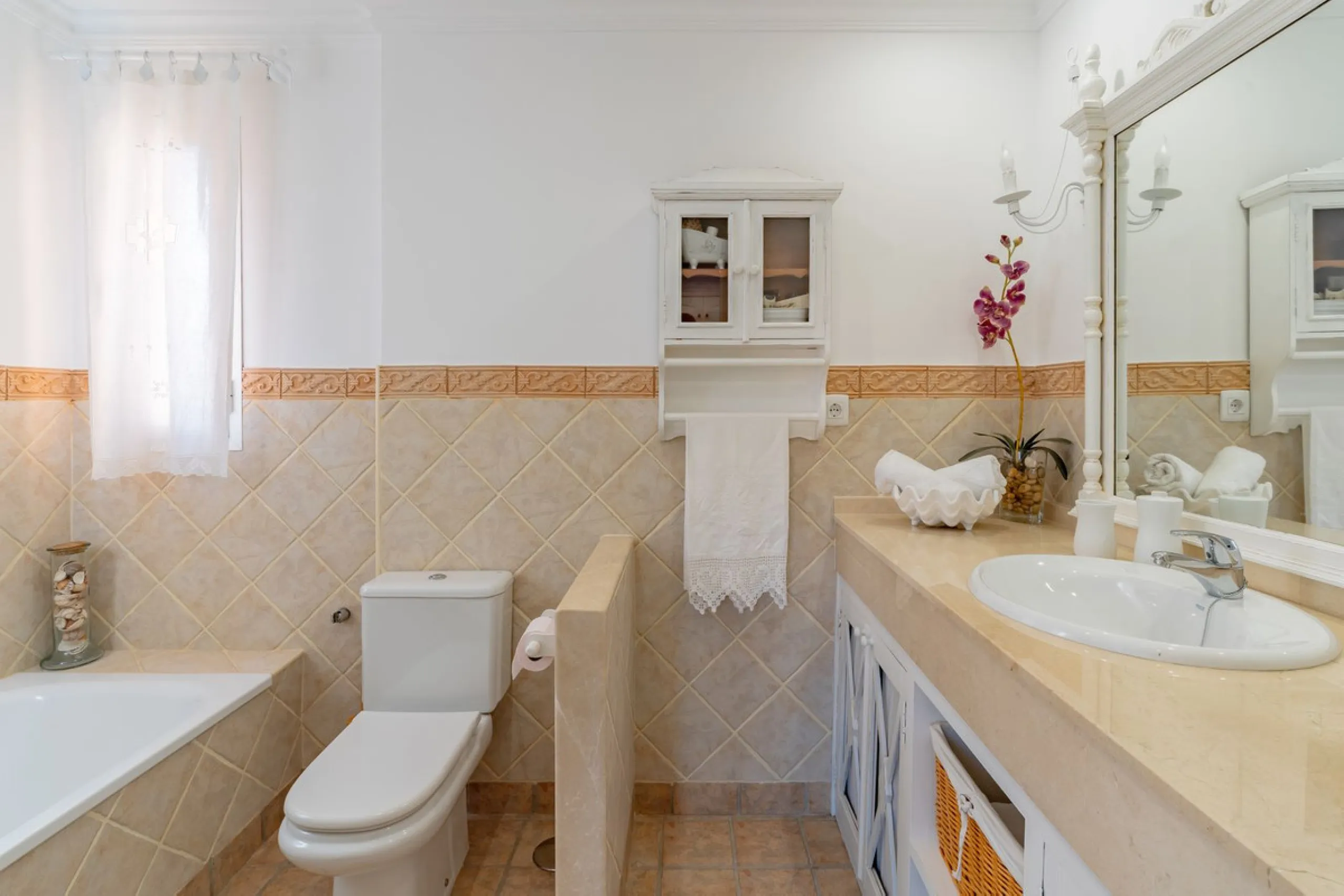 Mediterranean villa with independent studio, extra plot and authentic Andalusian charm!