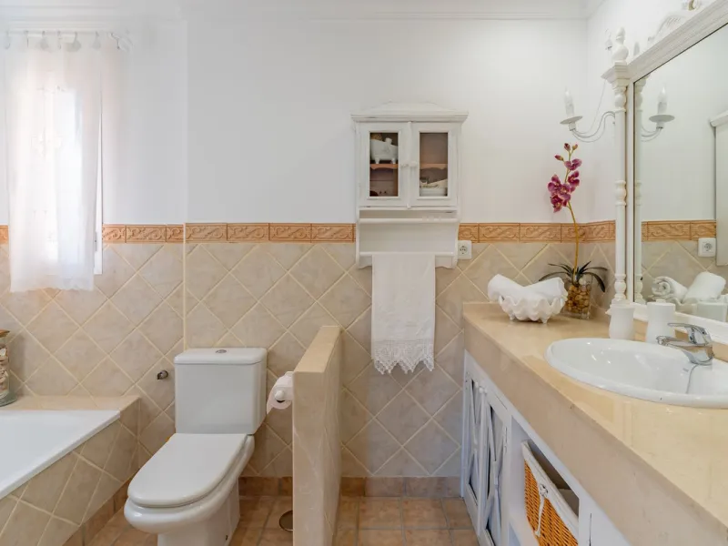 Mediterranean villa with independent studio, extra plot and authentic Andalusian charm!