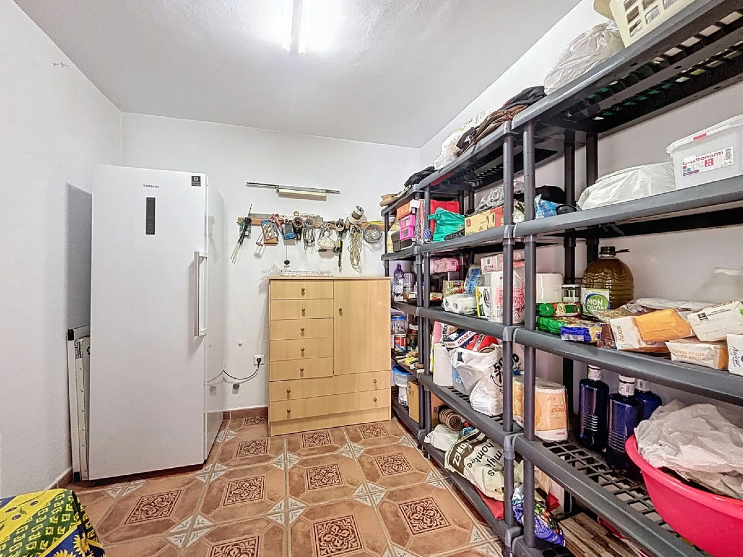 This beautiful 3-storey villa in Torre del Mar is presented, ideal for families looking for space, comfort and excellent location. On the first floor, we find a very bright and cozy living room, a toilet, and a separate kitchen-dining room, perfect for en