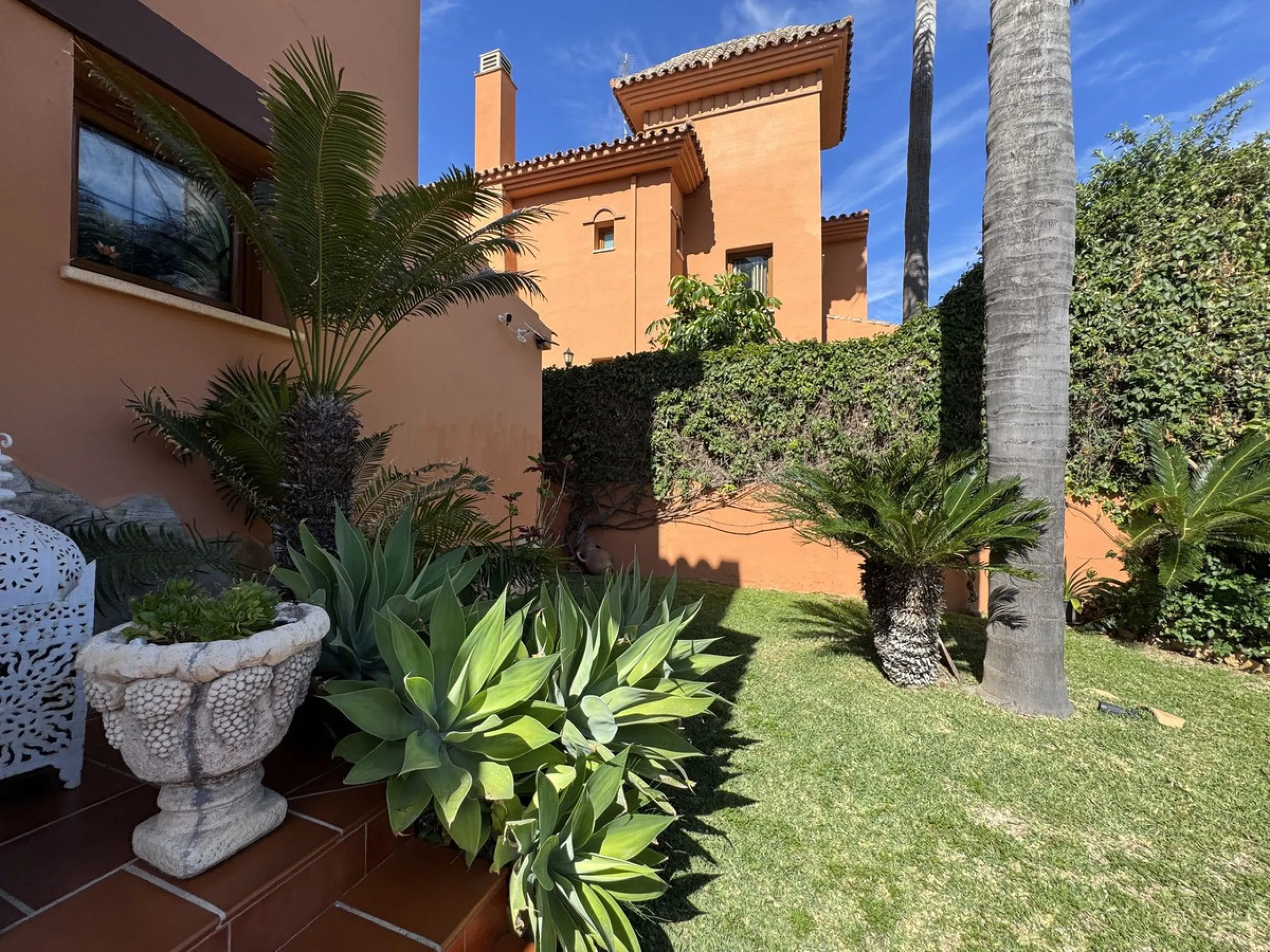 Mediterranean villa with independent studio, extra plot and authentic Andalusian charm!