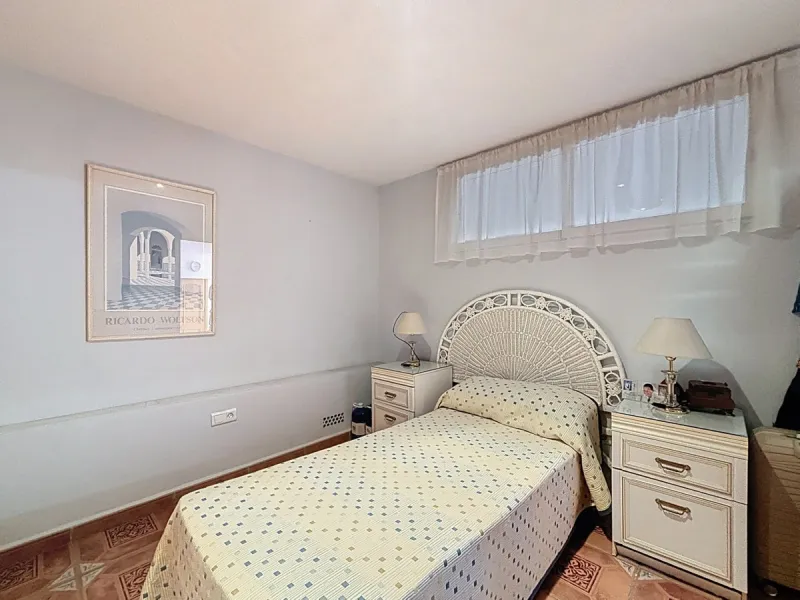 This beautiful 3-storey villa in Torre del Mar is presented, ideal for families looking for space, comfort and excellent location. On the first floor, we find a very bright and cozy living room, a toilet, and a separate kitchen-dining room, perfect for en