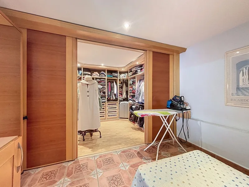 This beautiful 3-storey villa in Torre del Mar is presented, ideal for families looking for space, comfort and excellent location. On the first floor, we find a very bright and cozy living room, a toilet, and a separate kitchen-dining room, perfect for en