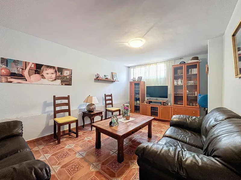This beautiful 3-storey villa in Torre del Mar is presented, ideal for families looking for space, comfort and excellent location. On the first floor, we find a very bright and cozy living room, a toilet, and a separate kitchen-dining room, perfect for en