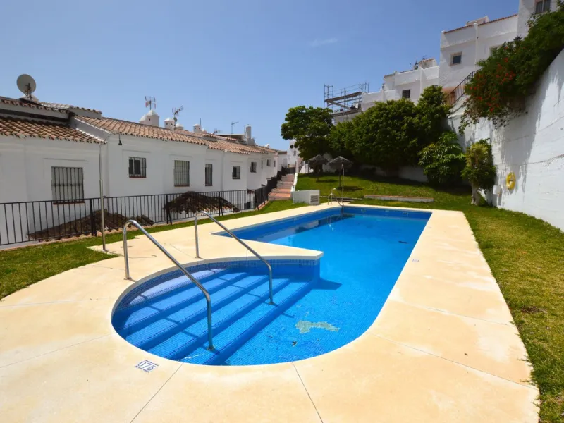 Mediterranean-Style Townhouse with Breathtaking Sea Views in Altos de Los Monteros
