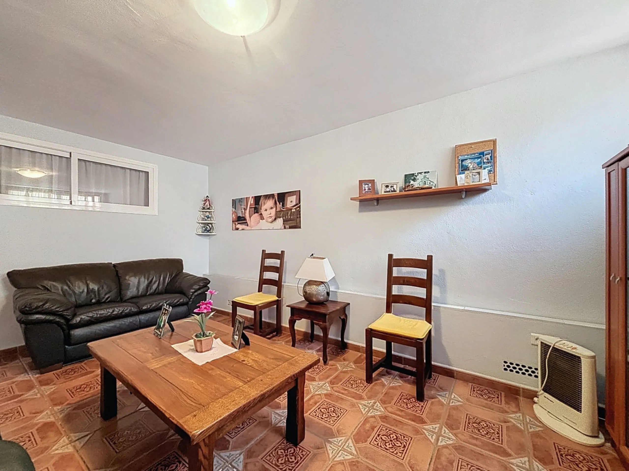 This beautiful 3-storey villa in Torre del Mar is presented, ideal for families looking for space, comfort and excellent location. On the first floor, we find a very bright and cozy living room, a toilet, and a separate kitchen-dining room, perfect for en