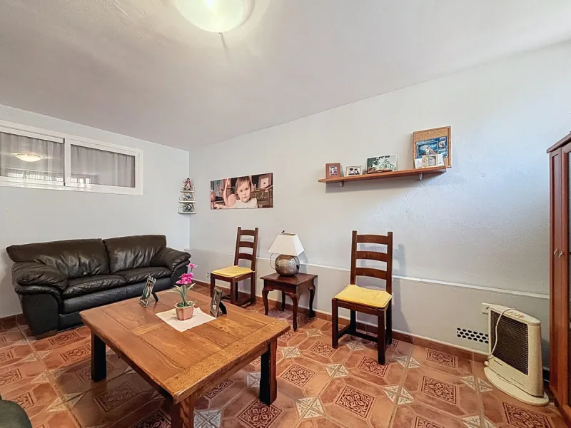 This beautiful 3-storey villa in Torre del Mar is presented, ideal for families looking for space, comfort and excellent location. On the first floor, we find a very bright and cozy living room, a toilet, and a separate kitchen-dining room, perfect for en