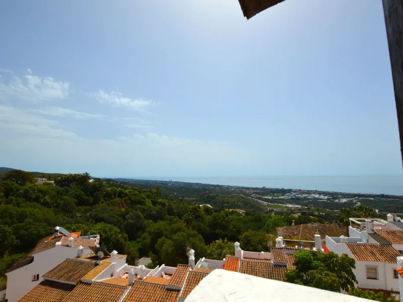 Mediterranean-Style Townhouse with Breathtaking Sea Views in Altos de Los Monteros