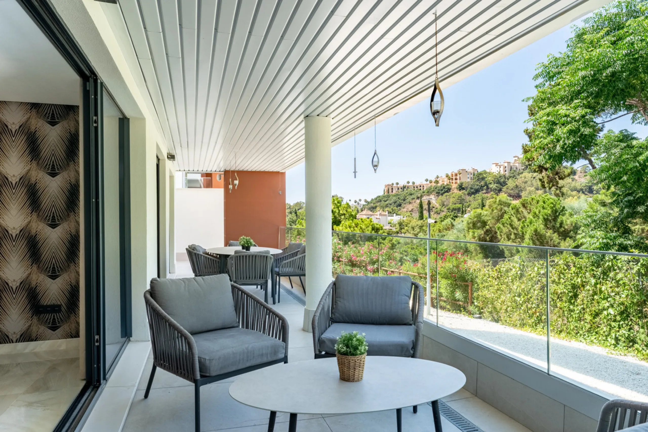Welcome to this stunning property in the exclusive urbanization of La Alborada Homes in Benahavís. Completely renovated in 2022, this stylish apartment blends modern luxury, comfort, and a prime location with rental license already in place