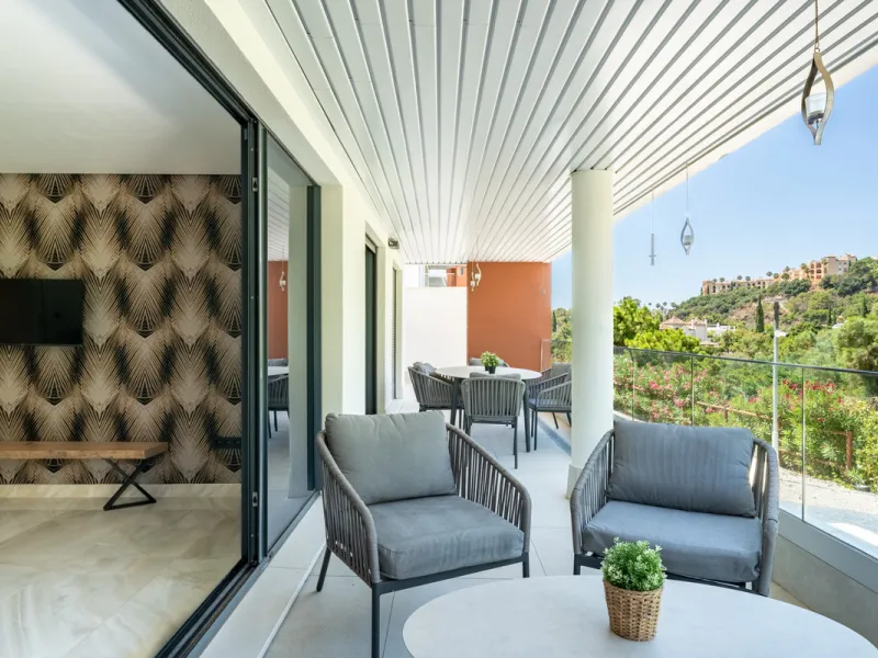 Welcome to this stunning property in the exclusive urbanization of La Alborada Homes in Benahavís. Completely renovated in 2022, this stylish apartment blends modern luxury, comfort, and a prime location with rental license already in place