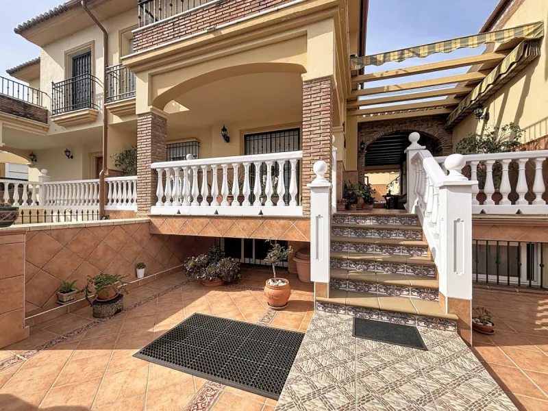 This beautiful 3-storey villa in Torre del Mar is presented, ideal for families looking for space, comfort and excellent location. On the first floor, we find a very bright and cozy living room, a toilet, and a separate kitchen-dining room, perfect for en