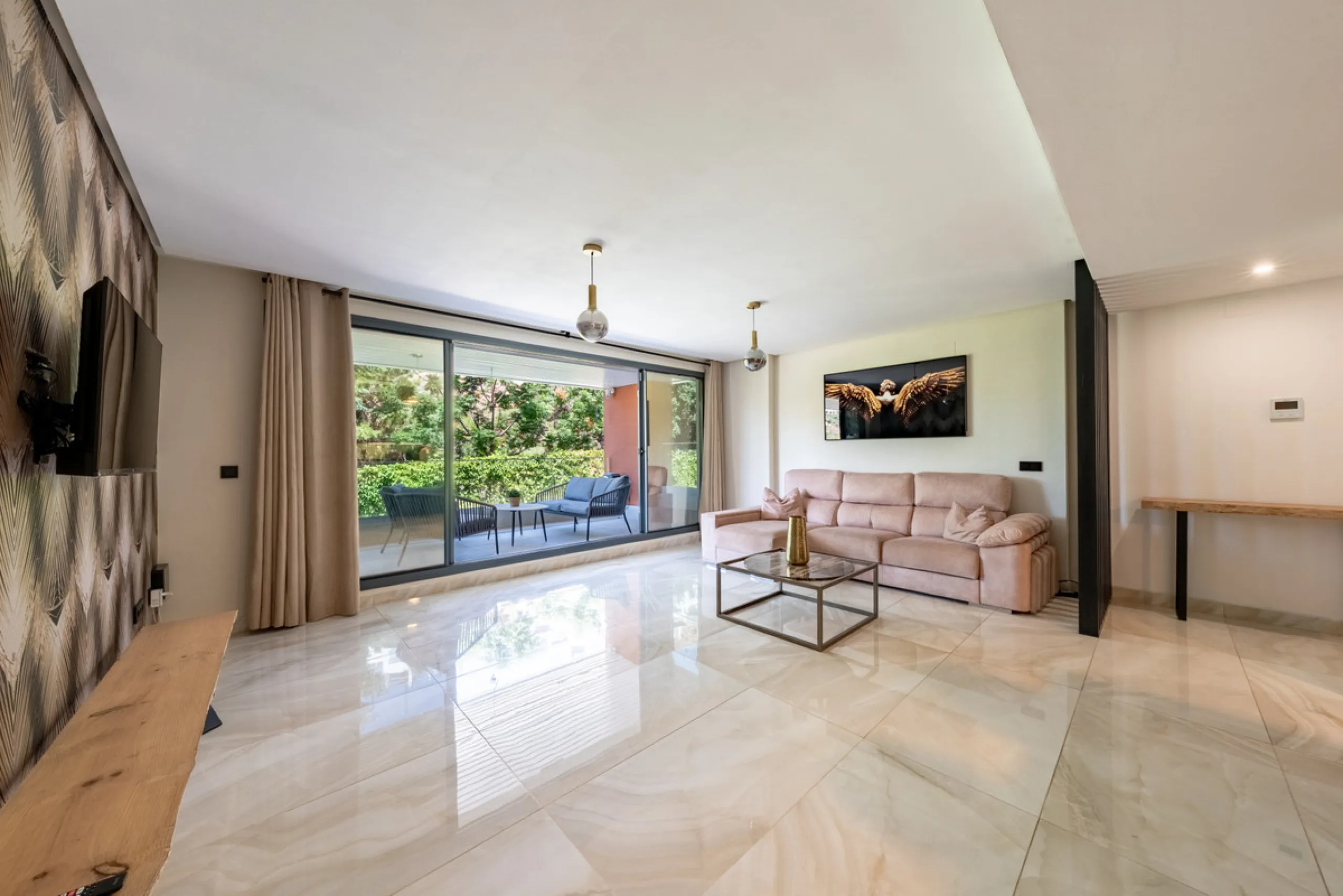 Welcome to this stunning property in the exclusive urbanization of La Alborada Homes in Benahavís. Completely renovated in 2022, this stylish apartment blends modern luxury, comfort, and a prime location with rental license already in place