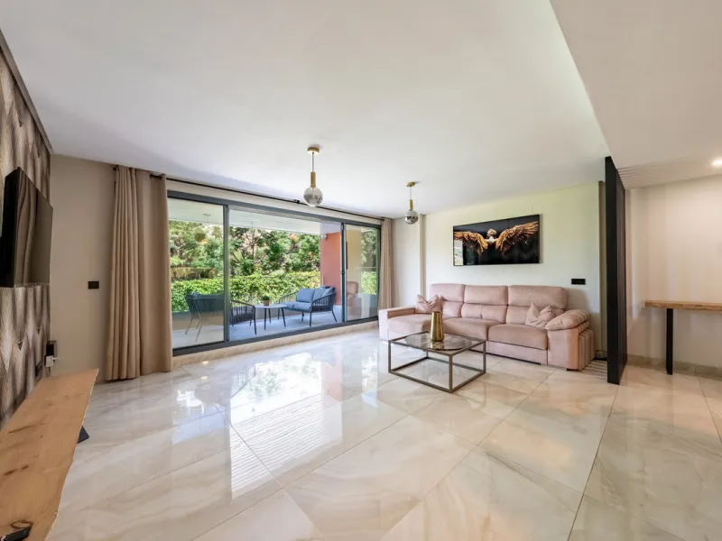 Welcome to this stunning property in the exclusive urbanization of La Alborada Homes in Benahavís. Completely renovated in 2022, this stylish apartment blends modern luxury, comfort, and a prime location with rental license already in place