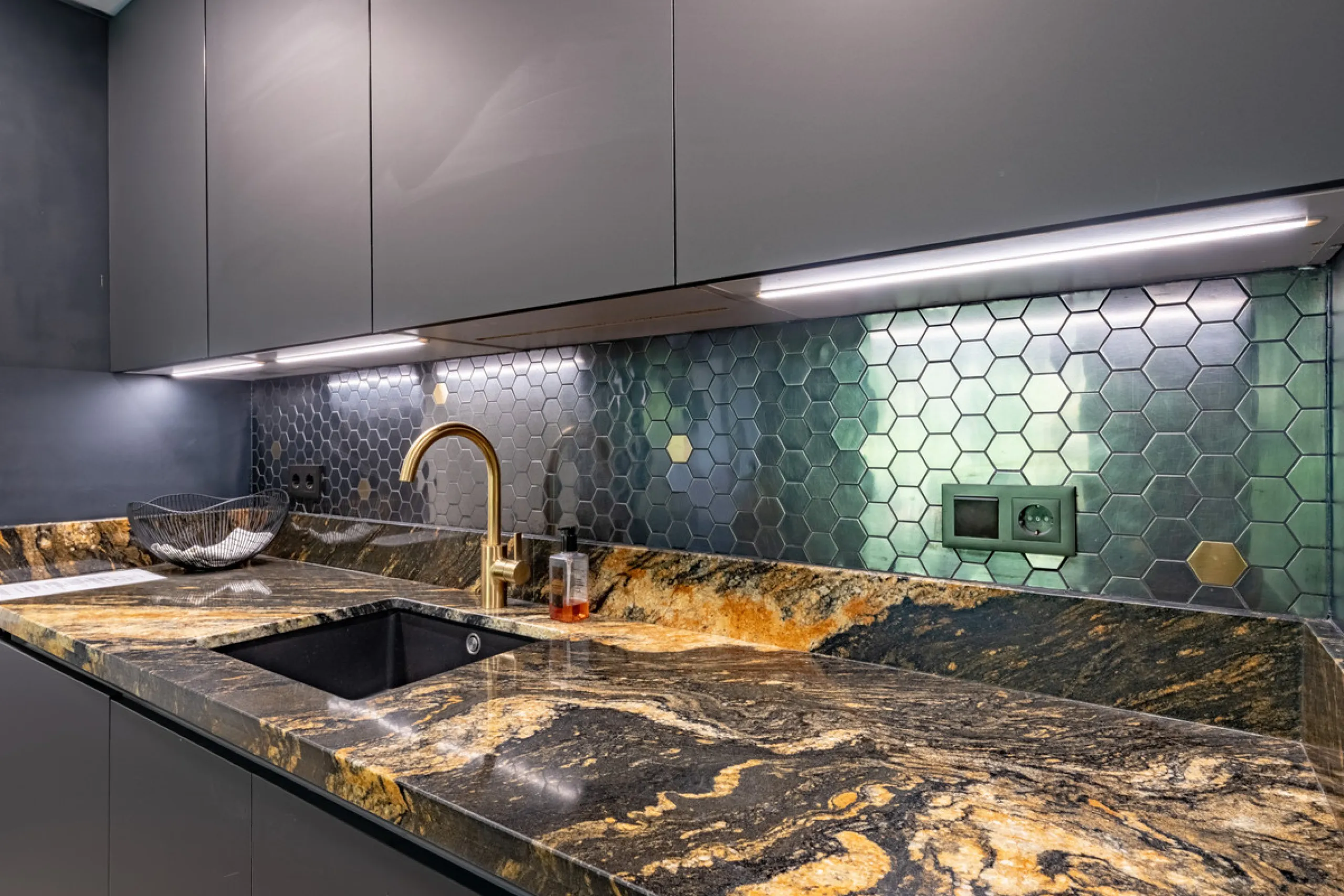 Welcome to this stunning property in the exclusive urbanization of La Alborada Homes in Benahavís. Completely renovated in 2022, this stylish apartment blends modern luxury, comfort, and a prime location with rental license already in place