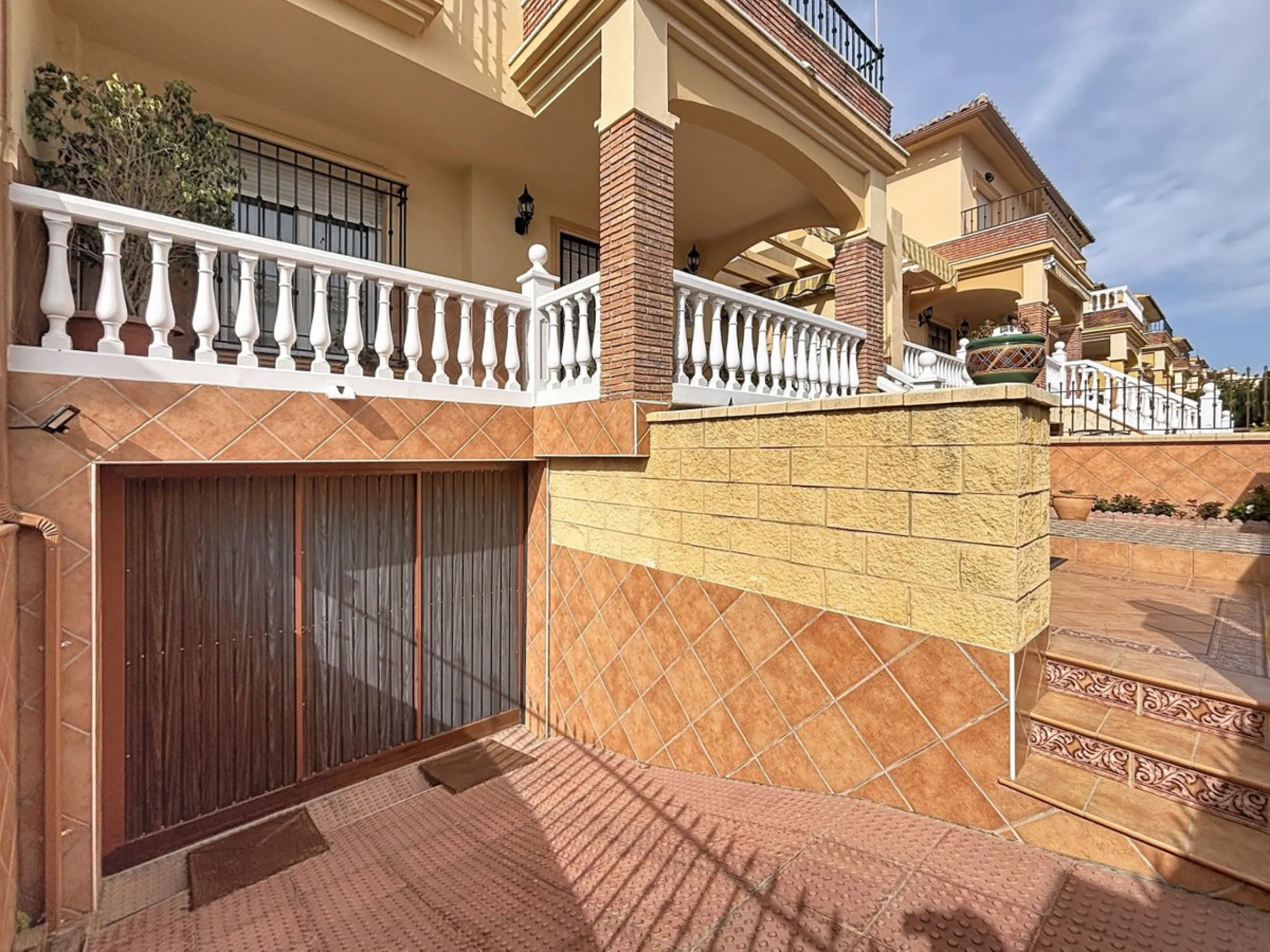 This beautiful 3-storey villa in Torre del Mar is presented, ideal for families looking for space, comfort and excellent location. On the first floor, we find a very bright and cozy living room, a toilet, and a separate kitchen-dining room, perfect for en