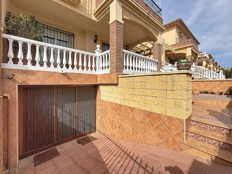 This beautiful 3-storey villa in Torre del Mar is presented, ideal for families looking for space, comfort and excellent location. On the first floor, we find a very bright and cozy living room, a toilet, and a separate kitchen-dining room, perfect for en
