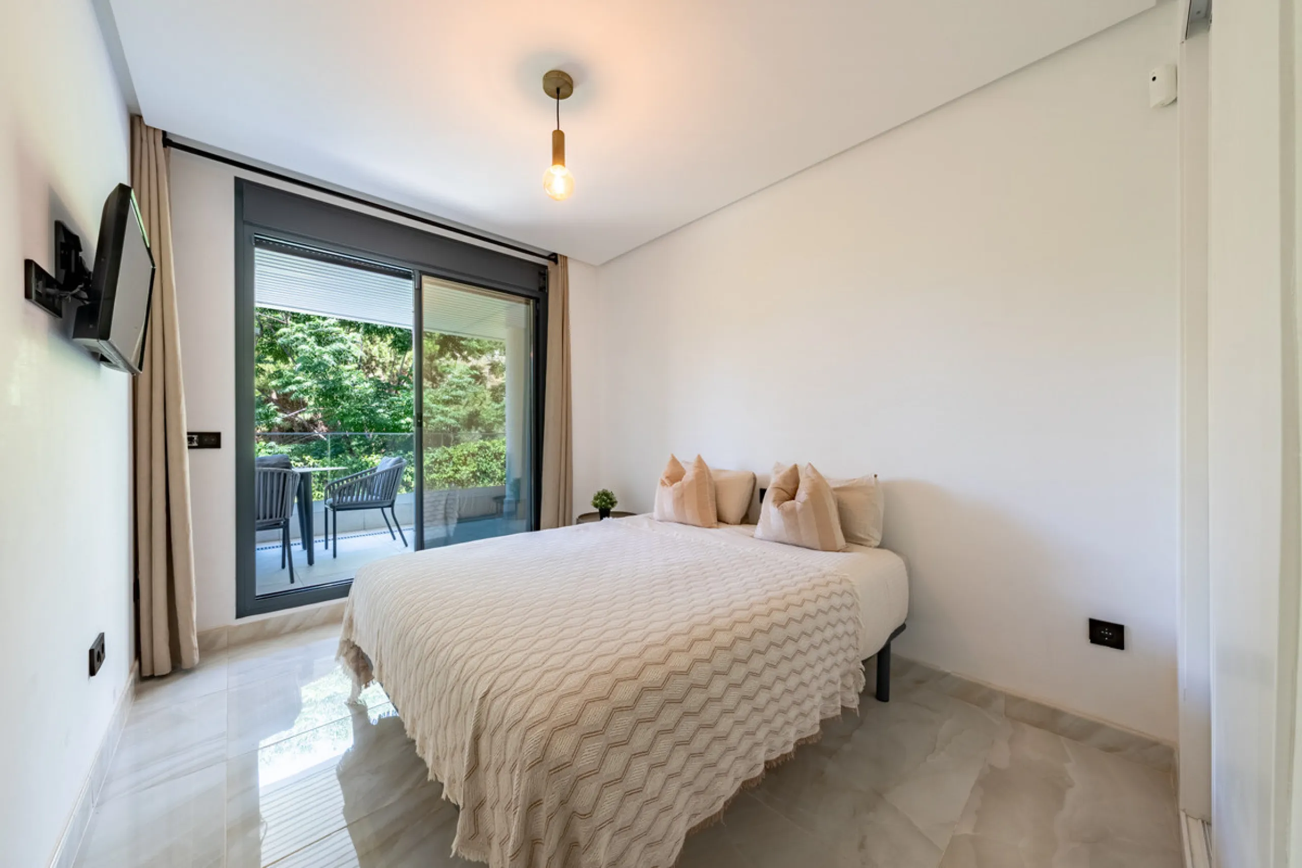 Welcome to this stunning property in the exclusive urbanization of La Alborada Homes in Benahavís. Completely renovated in 2022, this stylish apartment blends modern luxury, comfort, and a prime location with rental license already in place
