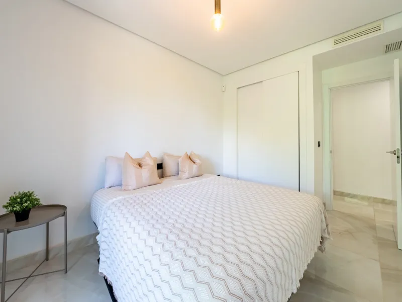 Welcome to this stunning property in the exclusive urbanization of La Alborada Homes in Benahavís. Completely renovated in 2022, this stylish apartment blends modern luxury, comfort, and a prime location with rental license already in place