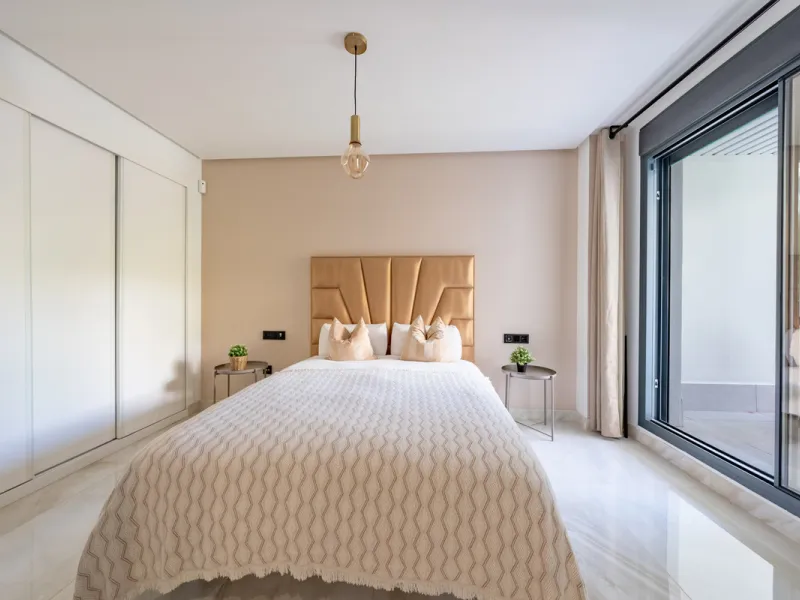 Welcome to this stunning property in the exclusive urbanization of La Alborada Homes in Benahavís. Completely renovated in 2022, this stylish apartment blends modern luxury, comfort, and a prime location with rental license already in place