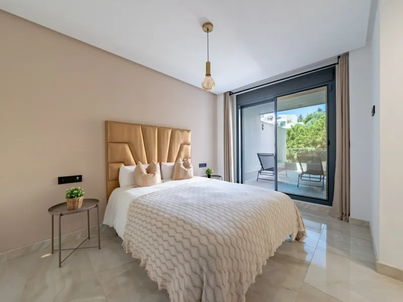 Welcome to this stunning property in the exclusive urbanization of La Alborada Homes in Benahavís. Completely renovated in 2022, this stylish apartment blends modern luxury, comfort, and a prime location with rental license already in place