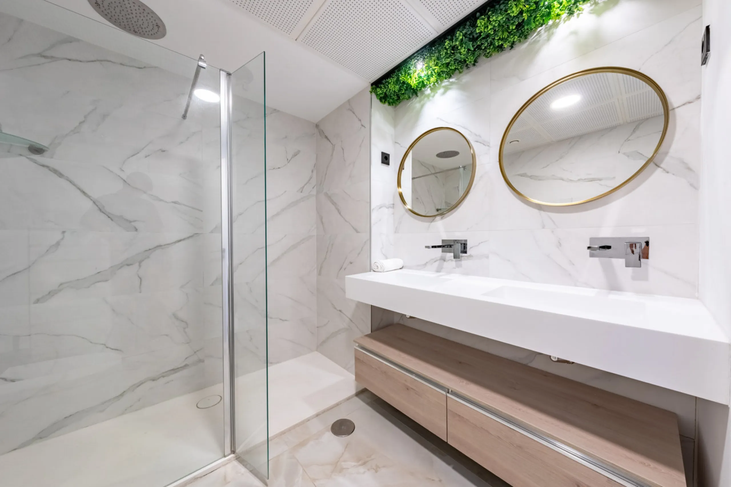 Welcome to this stunning property in the exclusive urbanization of La Alborada Homes in Benahavís. Completely renovated in 2022, this stylish apartment blends modern luxury, comfort, and a prime location with rental license already in place