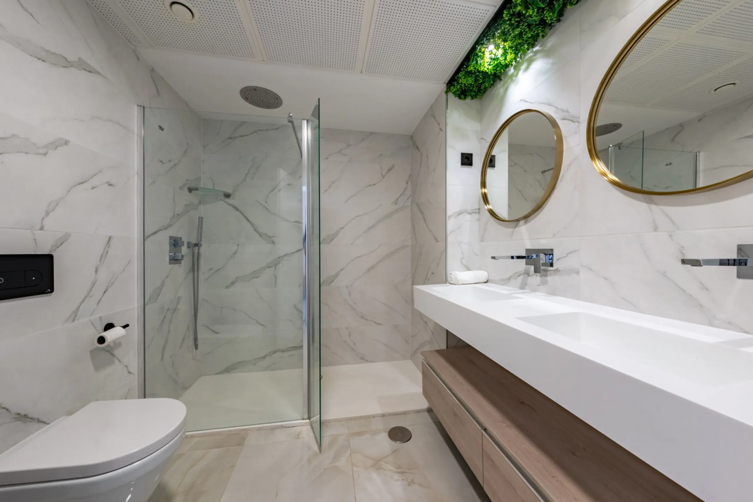 Welcome to this stunning property in the exclusive urbanization of La Alborada Homes in Benahavís. Completely renovated in 2022, this stylish apartment blends modern luxury, comfort, and a prime location with rental license already in place