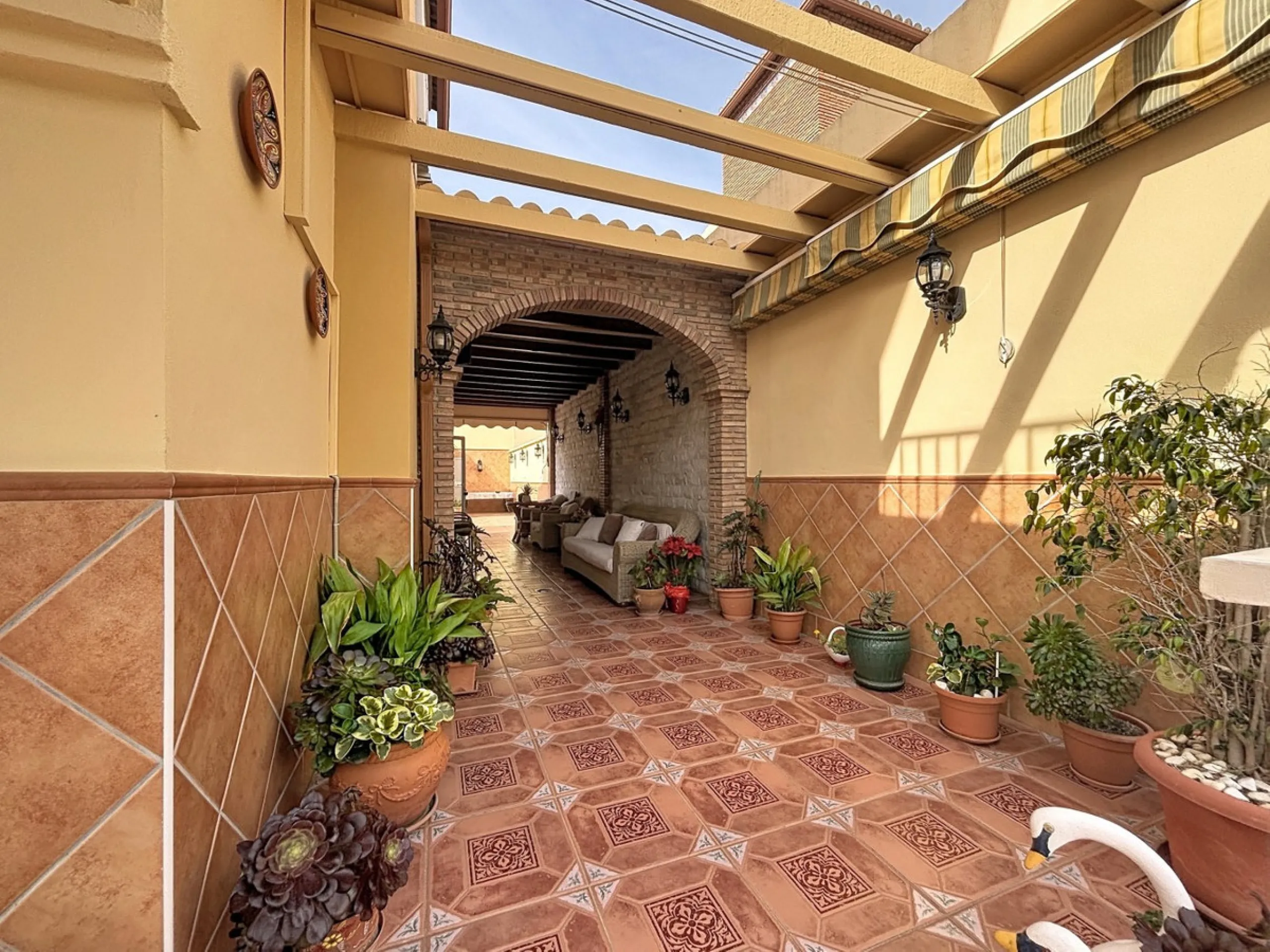 This beautiful 3-storey villa in Torre del Mar is presented, ideal for families looking for space, comfort and excellent location. On the first floor, we find a very bright and cozy living room, a toilet, and a separate kitchen-dining room, perfect for en