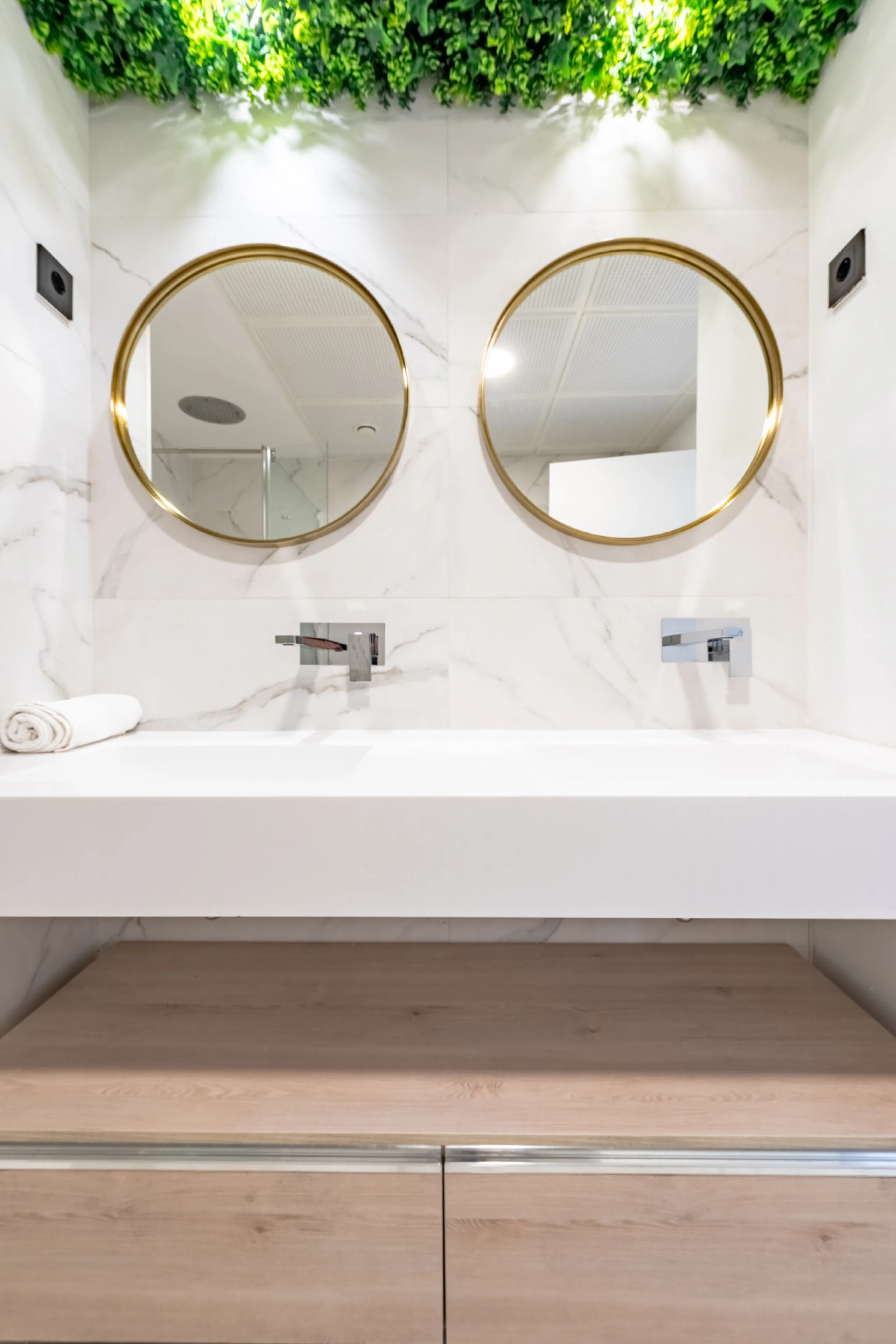 Welcome to this stunning property in the exclusive urbanization of La Alborada Homes in Benahavís. Completely renovated in 2022, this stylish apartment blends modern luxury, comfort, and a prime location with rental license already in place